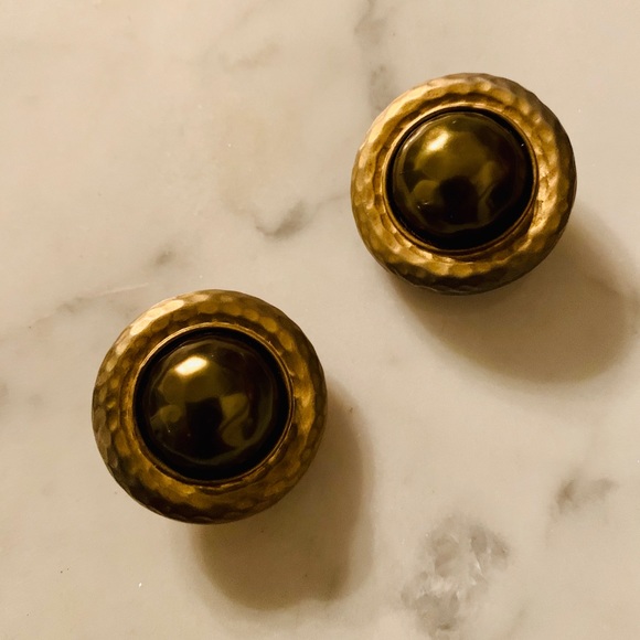 Great vintage Carolee hammered metal earclips - Picture 2 of 3